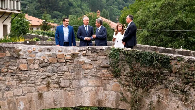 las autoridades políticas en la firma del convenio sanitario entre Cantabria y Euskadí en Lanestosa.