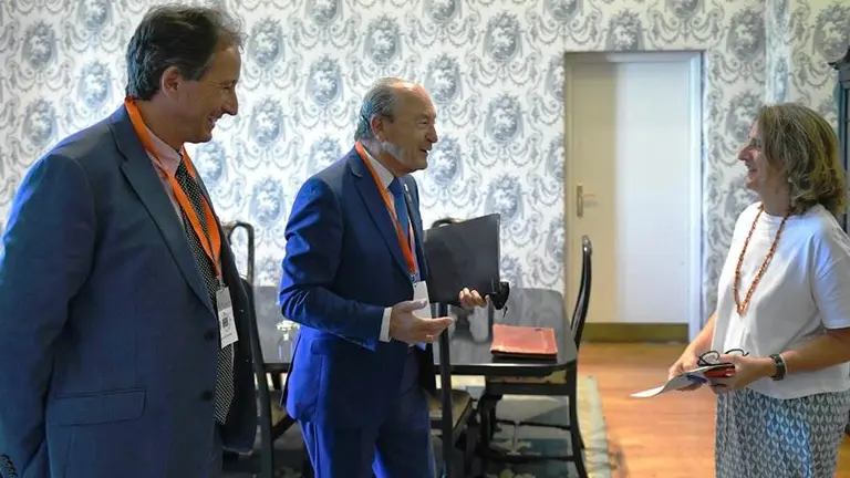 Los consejeros de Industria y Obras Públicas con la ministra de Transición Ecológica.