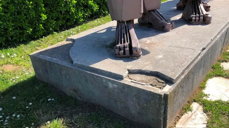 Escultura con desperfectos en Laredo.