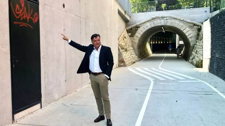 El concejal de  Vox, Guillermo P&eacute;rez-Cos&iacute;o, muestra un grafiti.