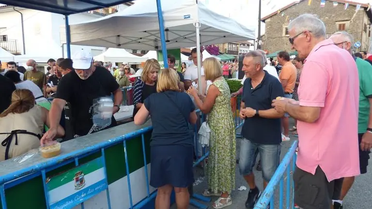 Los asistentes a la fiesta pudieron degustar del marmite cocinado en el concurso. R.A.