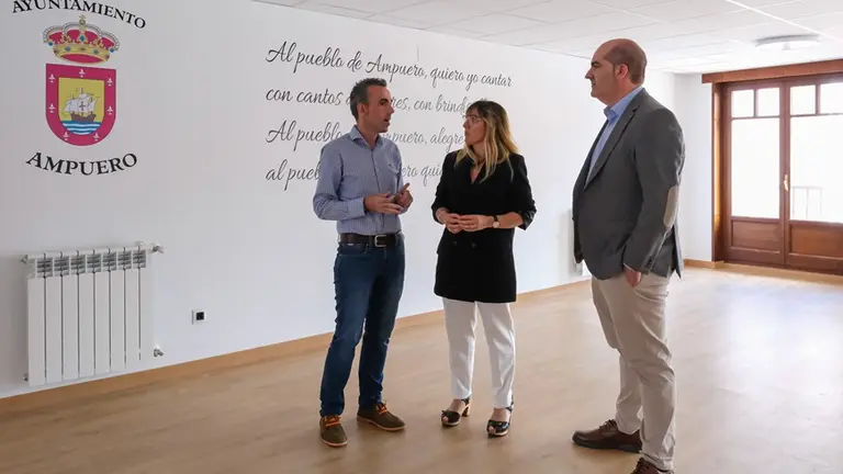 Visita de las autoridades políticas a las instalaciones del Centro de ocio en Ampuero.
