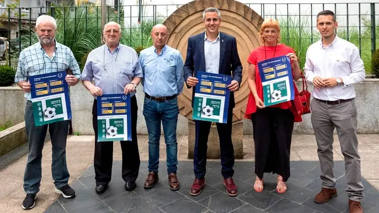 Las autoridades políticas en el Torneo Juvenil del 50 Aniversario de la Sociedad Deportiva Gama.