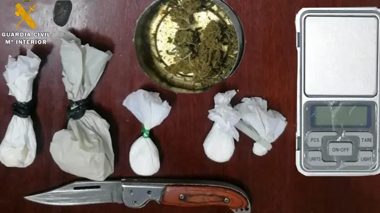 Droga intervenida en un vehículo en un control en Noja por agentes de la Guardia Civil.