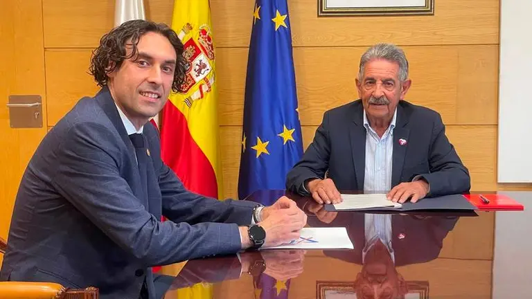 Reuni&oacute;n entre el alcalde de El Astillero y el presidente regional.