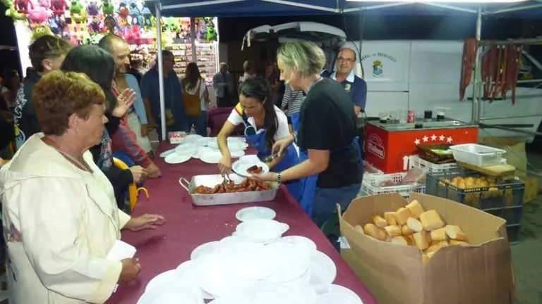 Reparto del chorizo en las fiestas de San Mam&eacute;s en Meruelo. R.A.