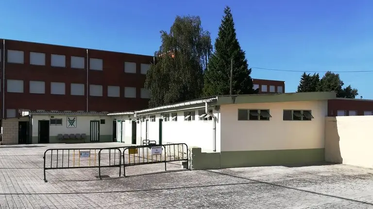 Actuales vestuarios del campo de f&uacute;tbol del Carmen en Colindres. R.A.