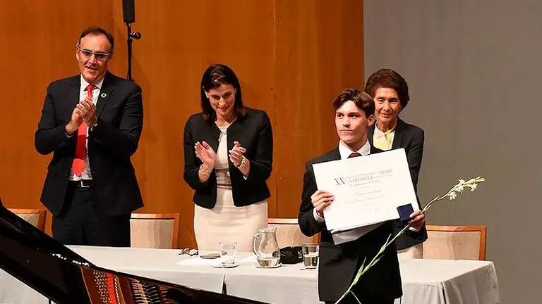 Entrega del premio en la Gala del Concurso Internacional de Piano.