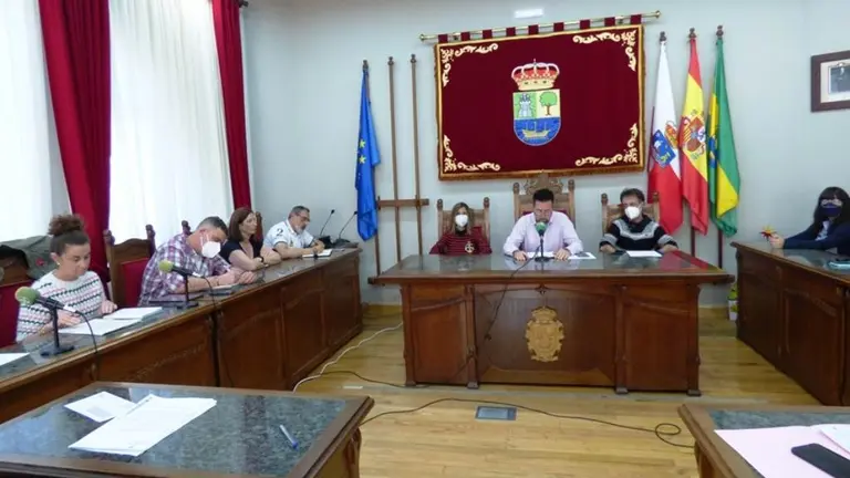 Concejales en el Pleno municipal de Colindres. R.A.