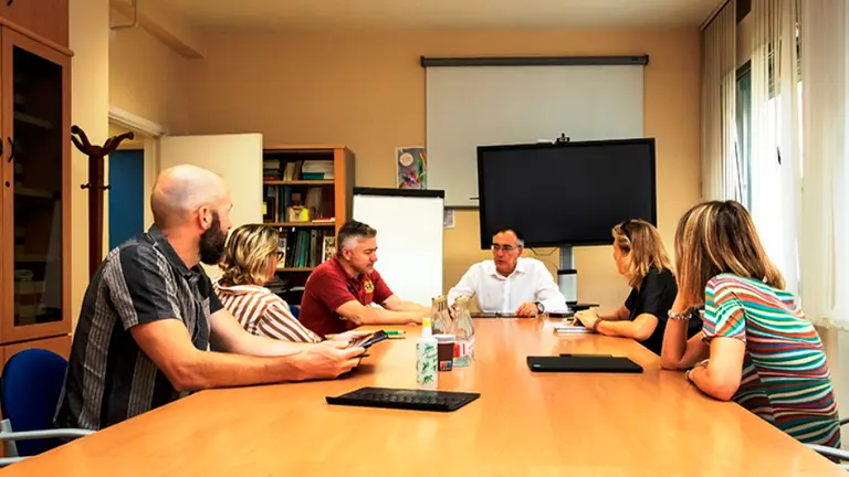 El consejero de Sanidad, Raúl Pesquera, se reúne con responsables de la Asociación Española contra el Cáncer (AECC) en Cantabria.