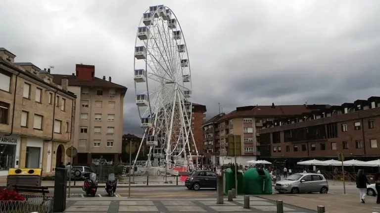 Noria de las fiestas en Torrelavega. R.A.