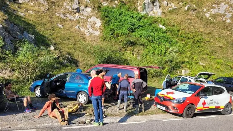 Salida de la cueva de la Gándara, en Soba, tras el rescate.