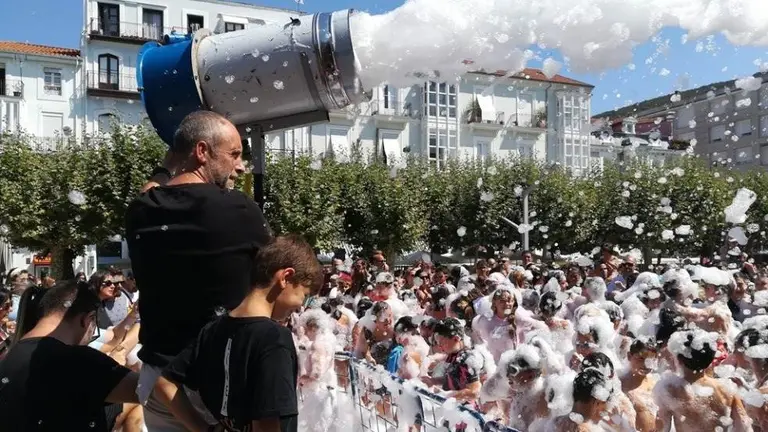 La fiesta de la espuma hizo disfrutar a ni&ntilde;os y padres. R.A.