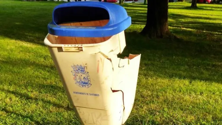 Papelera en el parque Doctor Morales, en Santander.
