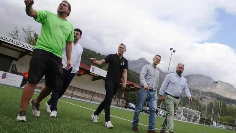 Visita a las instalaciones del campo de fútbol de Tama.