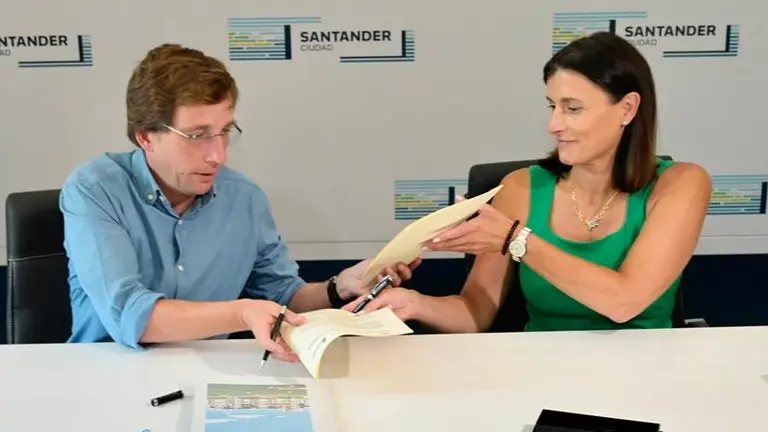 Firma del convenio en materia  tur&iacute;stico entre los dos responsables municipales.