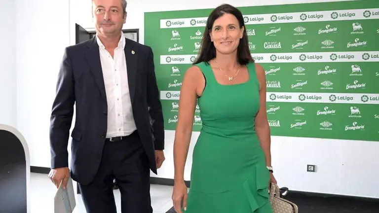 El presidnete del Racing y la alcaldesa de Santander en el momento de firmar el convenio.