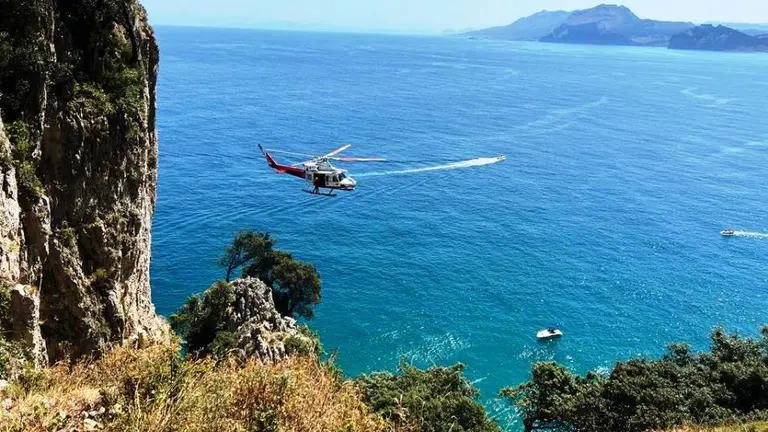 El helicóptero en la zona del Faro del Caballo, en Santoña.