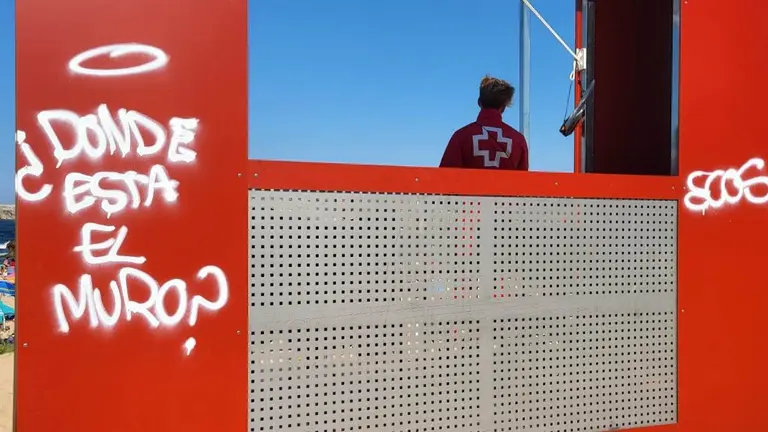 Grafitis en la torre de socorrismo en Santa Cruz de Bezana.