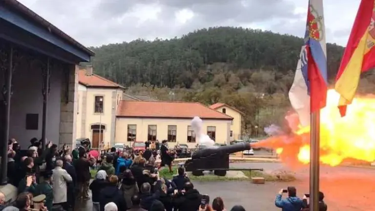 Disparo del ca&ntilde;&oacute;n en la recreaci&oacute;n hist&oacute;rica de La Cavada.