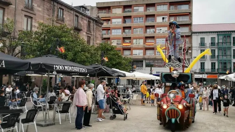 Espect&aacute;culo en la calles de Torrelavega con motivo de las fiestas de la Virgen Grande. R.A.