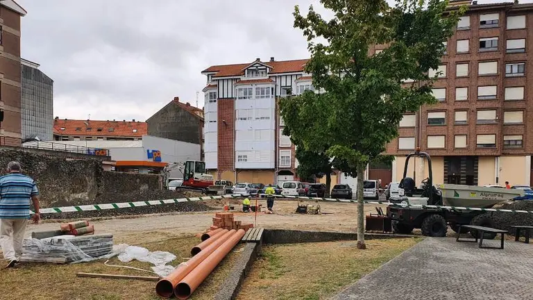 Obras en el futuro aparcamiento de Santoña.