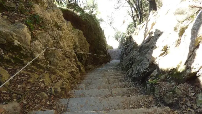 Escaleras de acceso al Faro del Caballo, en Santoña. R.A.