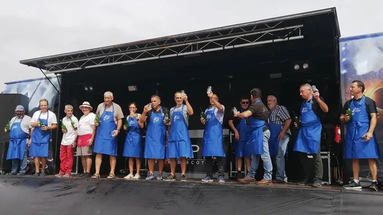 Un momento de cul&iacute;n de sidra con la presencia del alcalde, Juan Jos&eacute; Barruetabe&ntilde;a. R.A.
