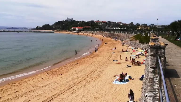 Playa en la zona del Palacio de La Magdalena. R.A.