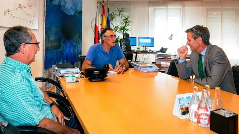 Encuentro del consejero de Sanidad con el medico de Standford.