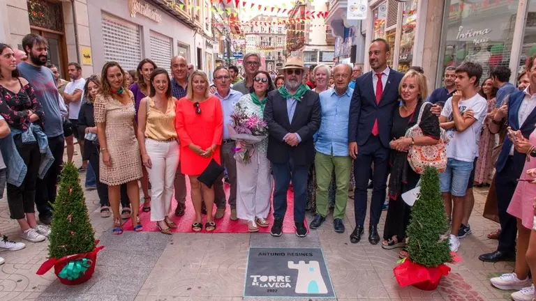 Antonio Resines junto a las autoridades políticas y la placa en Torrelavega.