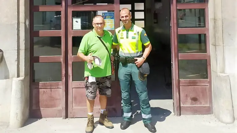 El peregrino navarro con el Guardia Civil en las oficinas de Laredo que  le ayudo en el rescate.