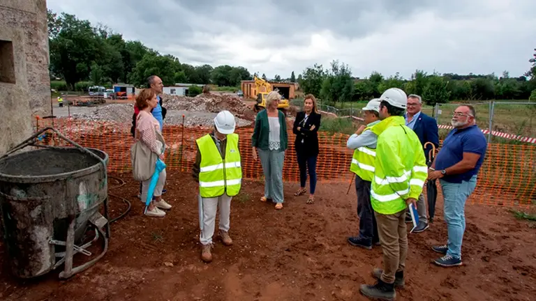 La consejera de Educación y Formación Profesional, Marina Lombó, visita las obras realizadas en el Centro Integrado La Granja de Heras.