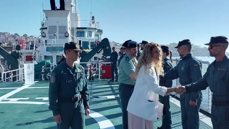 La delegada del Gobierno, Ainoa Quiñones, visitó el buque en Santander.