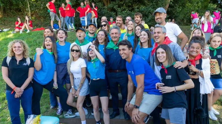 Las autoridades pol&iacute;ticas con las pe&ntilde;as en la comida popular en Torrelavega.