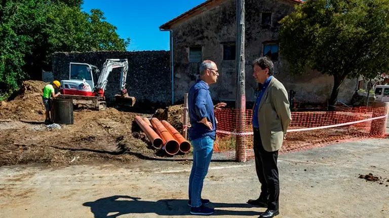 Las autoridades políticas supervisan las obras de saneamiento en Escalante.