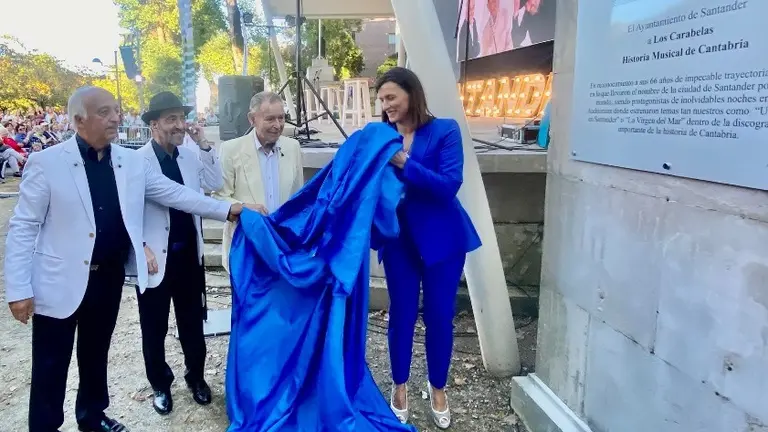 Descubrimiento de la placas en el homenaje a 'Los Carabelas' en Santander.