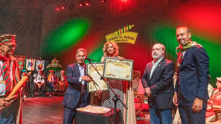 La periodista Susana Griso en el momento de su nombramiento como cofrade de Honor de la Cofrad&iacute;a del Hojaldre en Torrelavega.