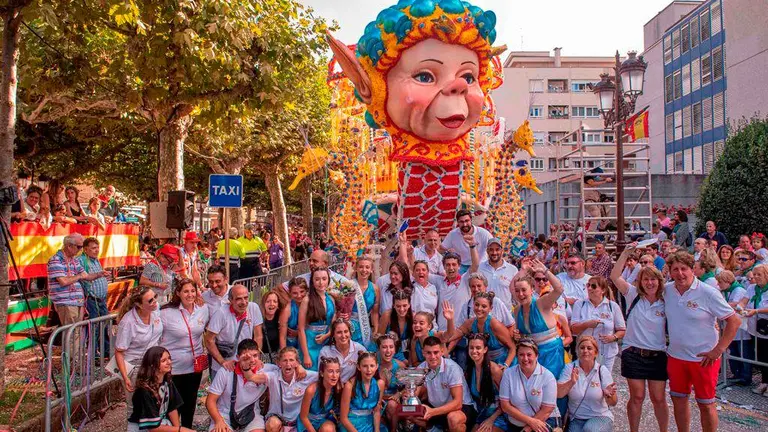 Ganadores de la Gala Floral de Torrelavega con la carroza 'Pomposa'.