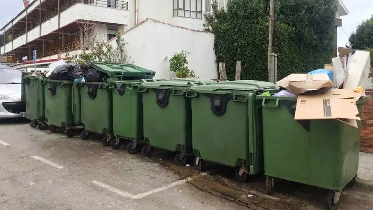 Basura en los contenedores de Isla, en Arnuero.
