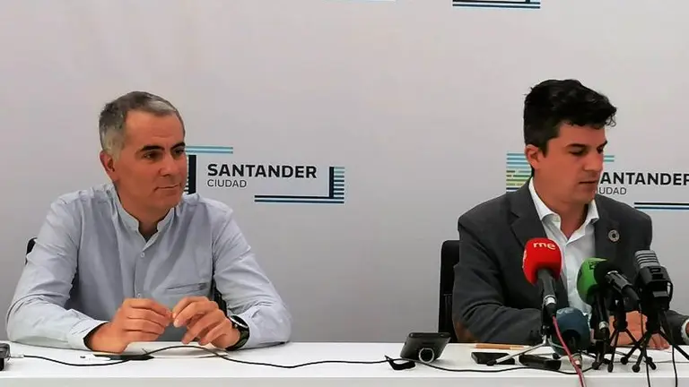 Los portavoces Daniel Fernández,a la derecha, y Miguel Saro.