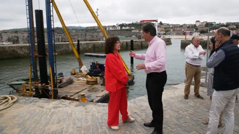 Obras de los pantalanes en el puerto de Comillas.