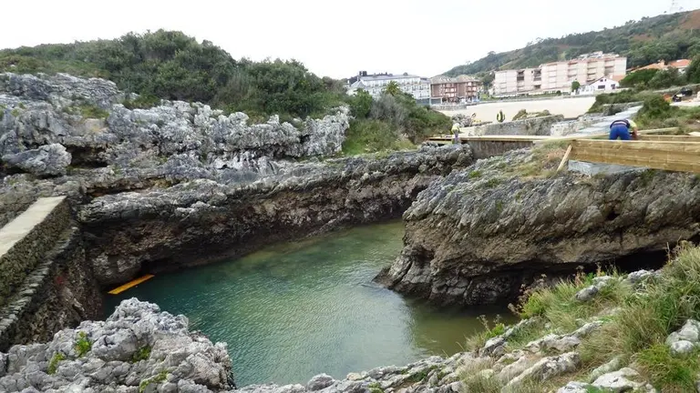 Piscina natural de agua de mar en El Sable, en Isla. R.A.