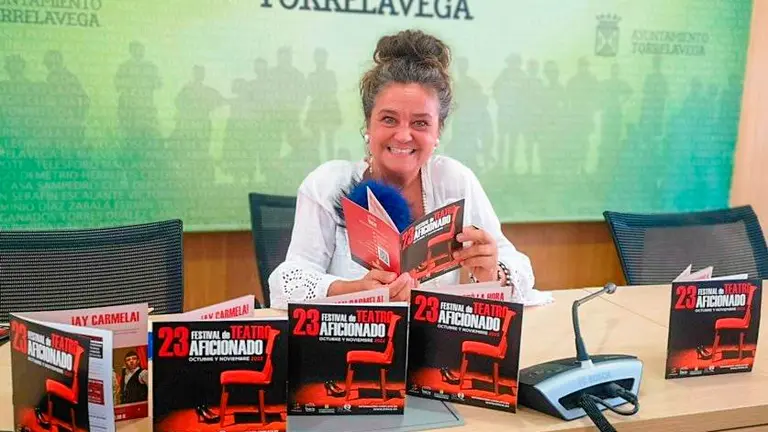 La concejala de Cultura, Esther Vélez, presentó el Festival de teatro Aficionado de Torrelavega.