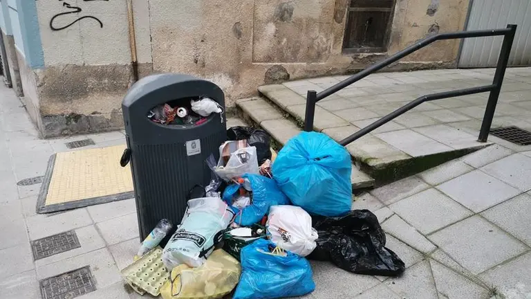 El PRC de Santander denuncia la proliferaci&oacute;n de basura y contenedores rotos.