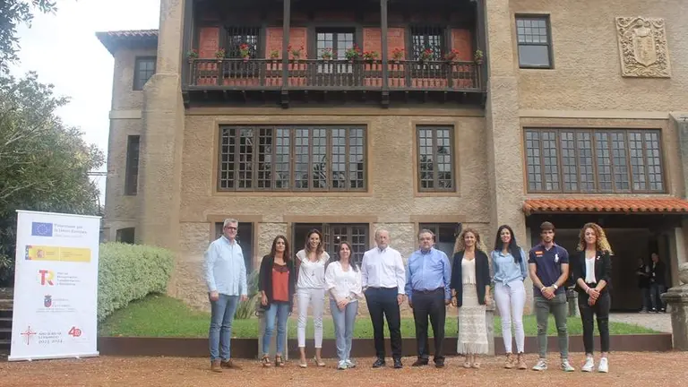 Autoridades políticas en la firma del Plan de Sostenibilidad Turística de Noja.