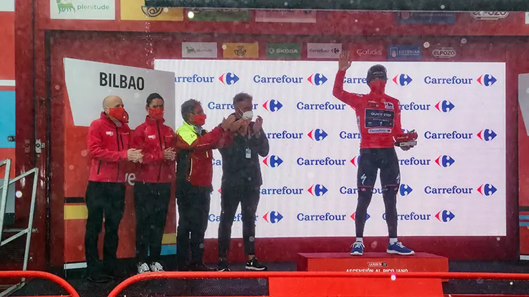 Los ciclistas tras concluir la etapa en el Pico Jano.