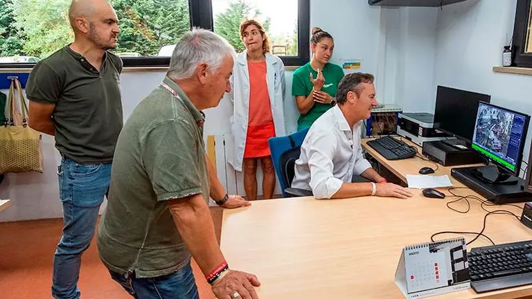 El consejero de Desarrollo Rural, Guillermo Blanco, visitó el osezno.