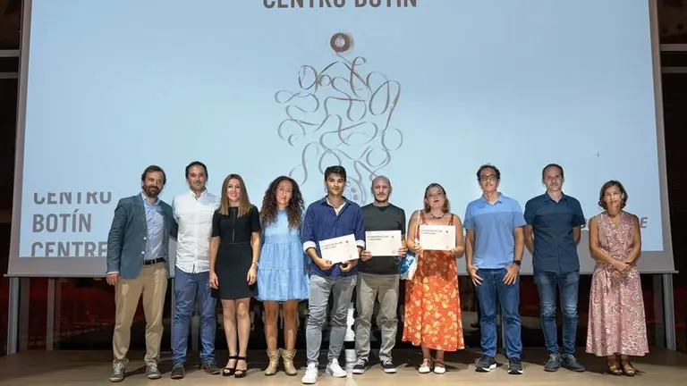 Los premiados de la Muestra, con el jurado y los represetantes del Centro Botín y de Bridgestone.