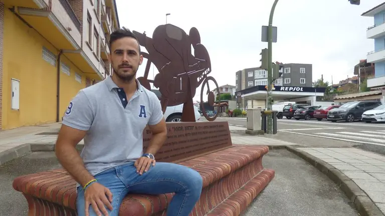 El alcalde de Hazas de Cesto, Alejandro Llano, junto a la escultura homenaje al piloto Ángel Nieto.